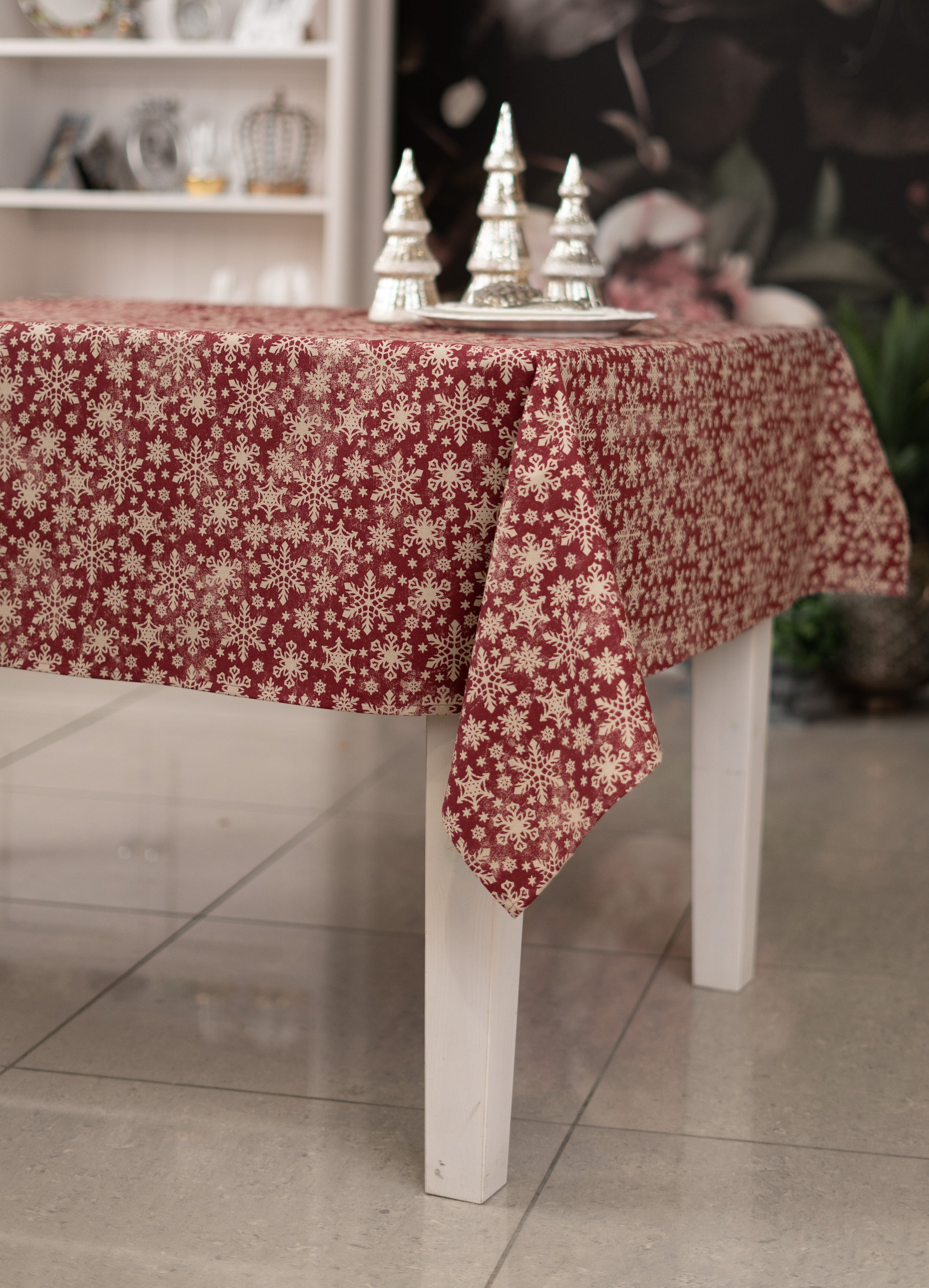 Red Snowflake Christmas Tablecloth – 75% Cotton | 5 Sizes