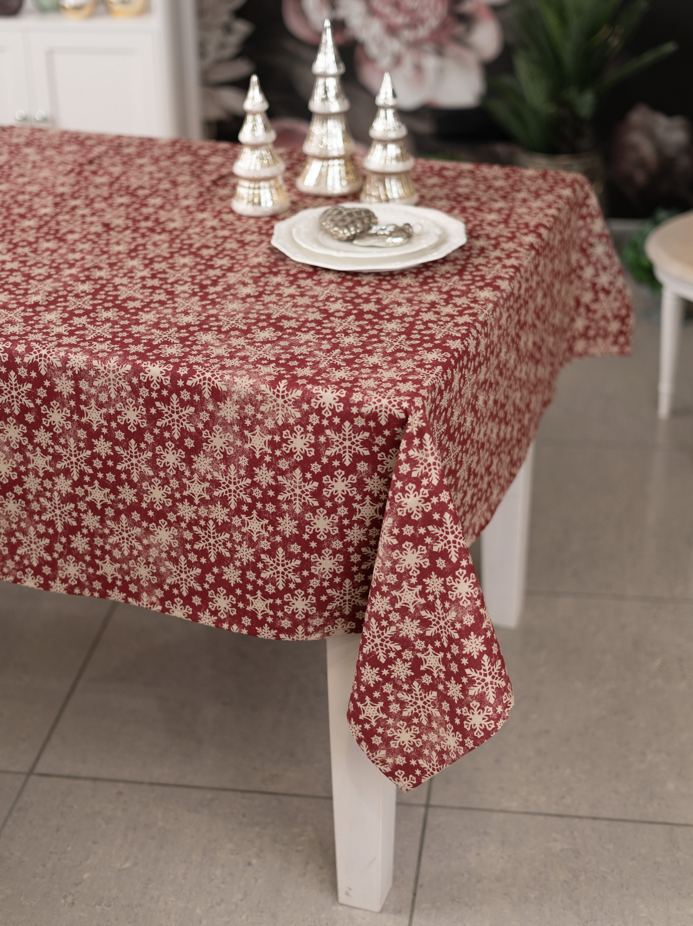 Red Snowflake Christmas Tablecloth – 75% Cotton | 5 Sizes