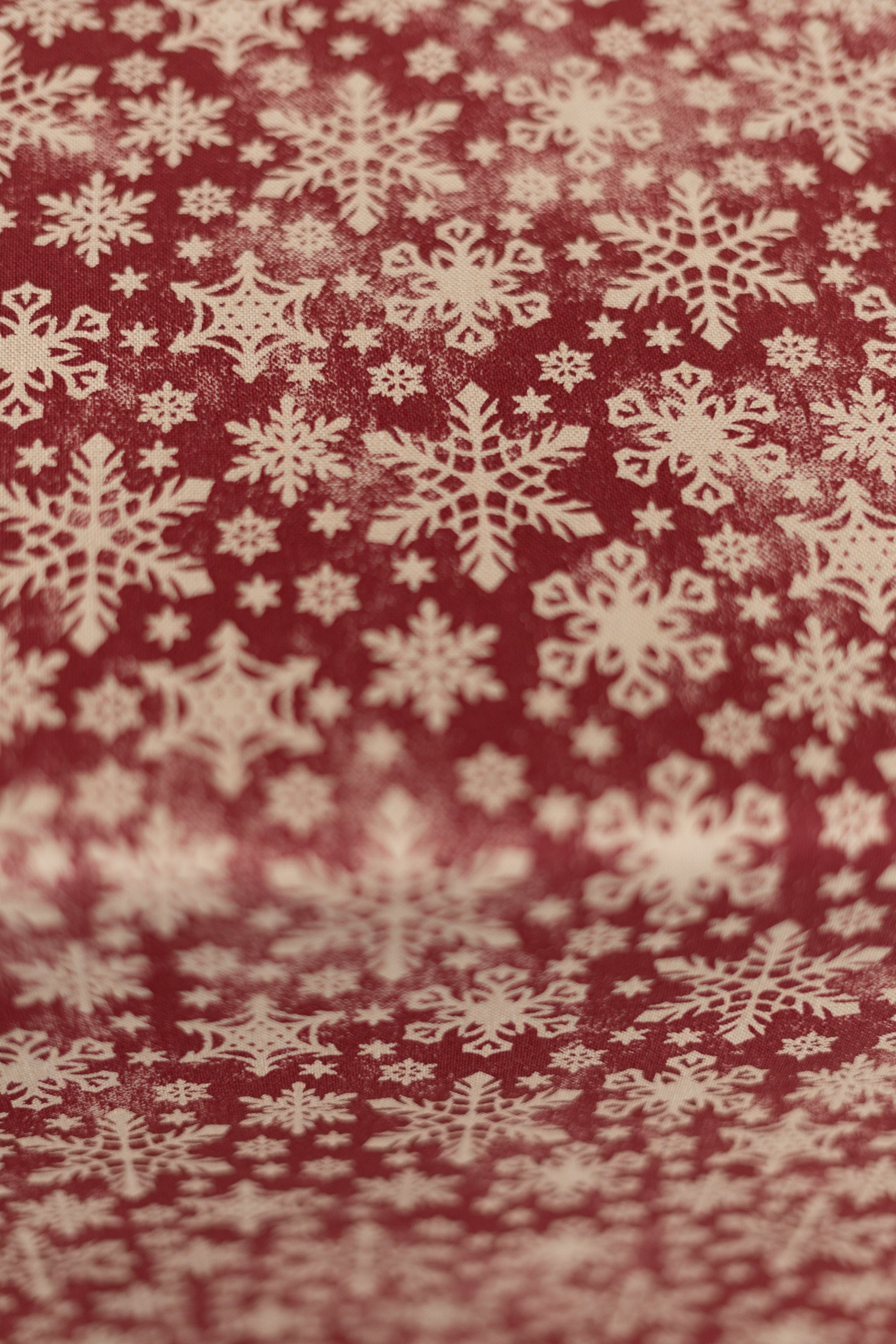 Red Snowflake Christmas Tablecloth – 75% Cotton | 5 Sizes
