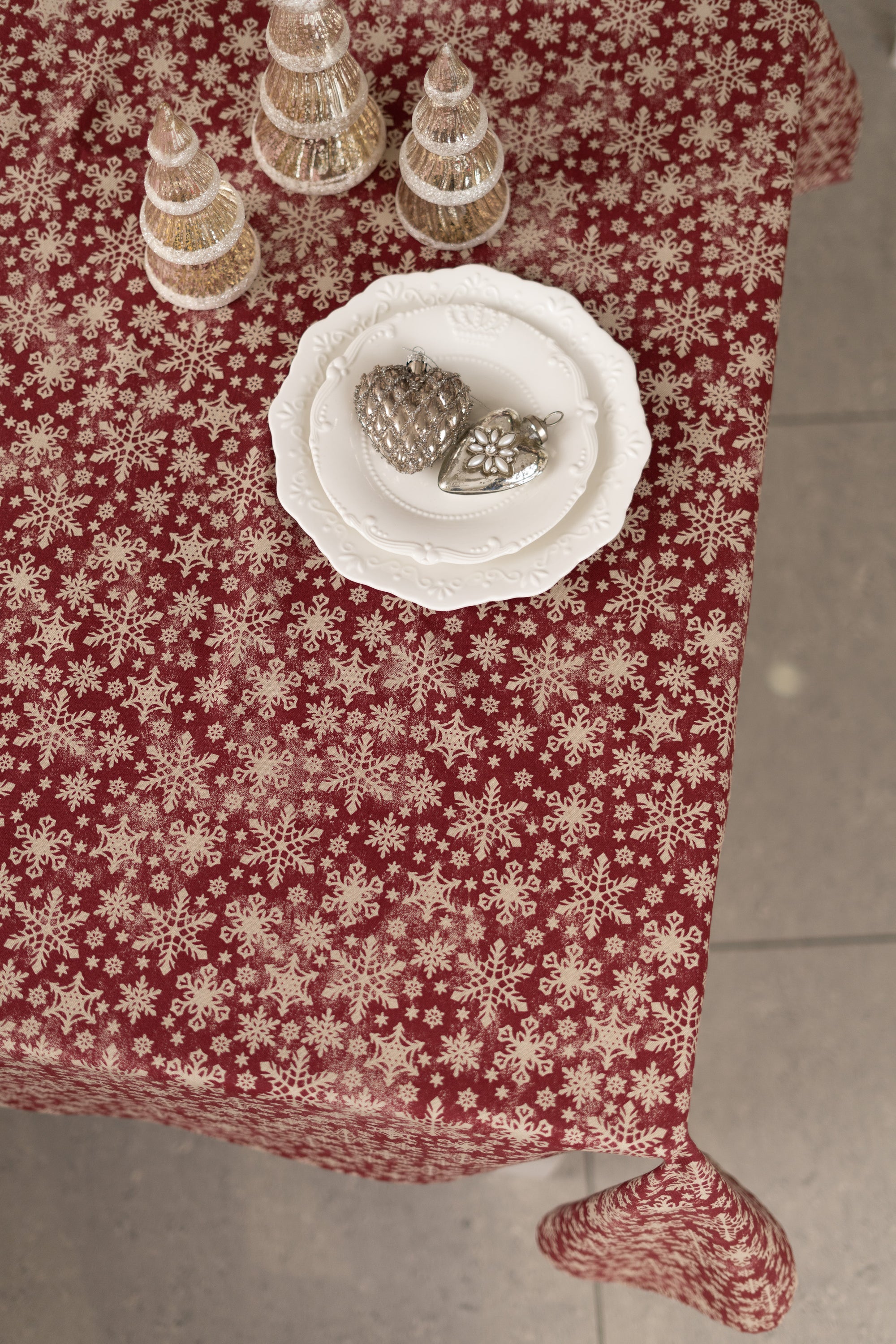 Red Snowflake Christmas Tablecloth – 75% Cotton | 5 Sizes