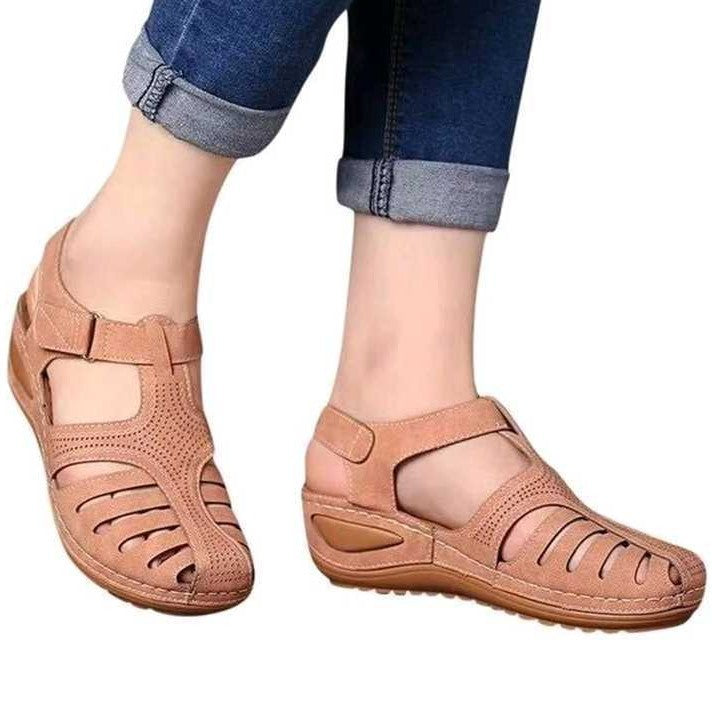 Sandals with flat bottomed slopes and hollowed out heels
