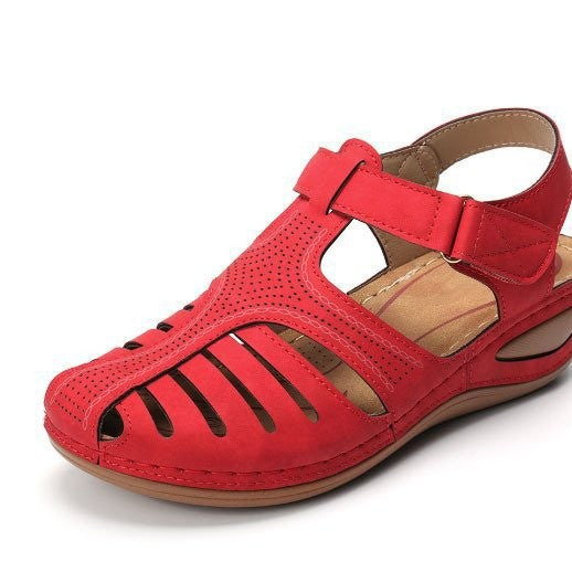 Sandals with flat bottomed slopes and hollowed out heels