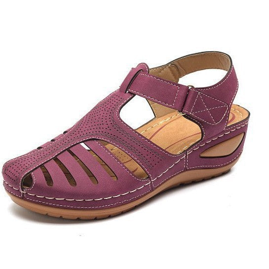 Sandals with flat bottomed slopes and hollowed out heels