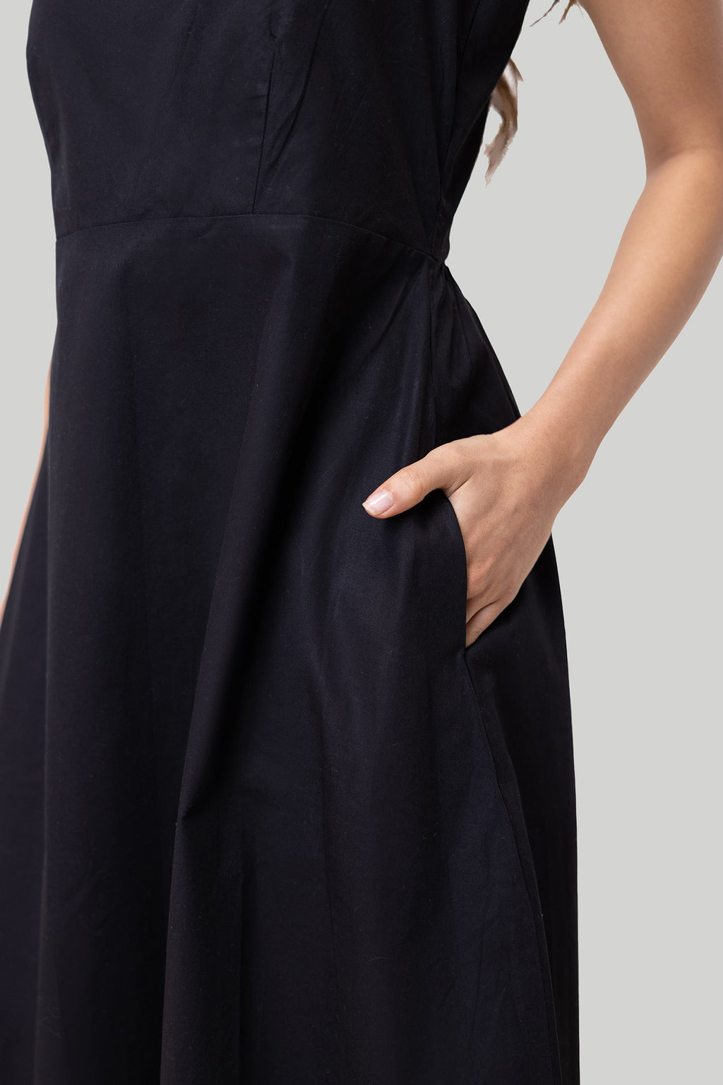 Cross-Back Midi Dress in Black | 100% Organic Cotton | Cross-Back | Elastic Back | Pockets | XS–3XL | Reistor
