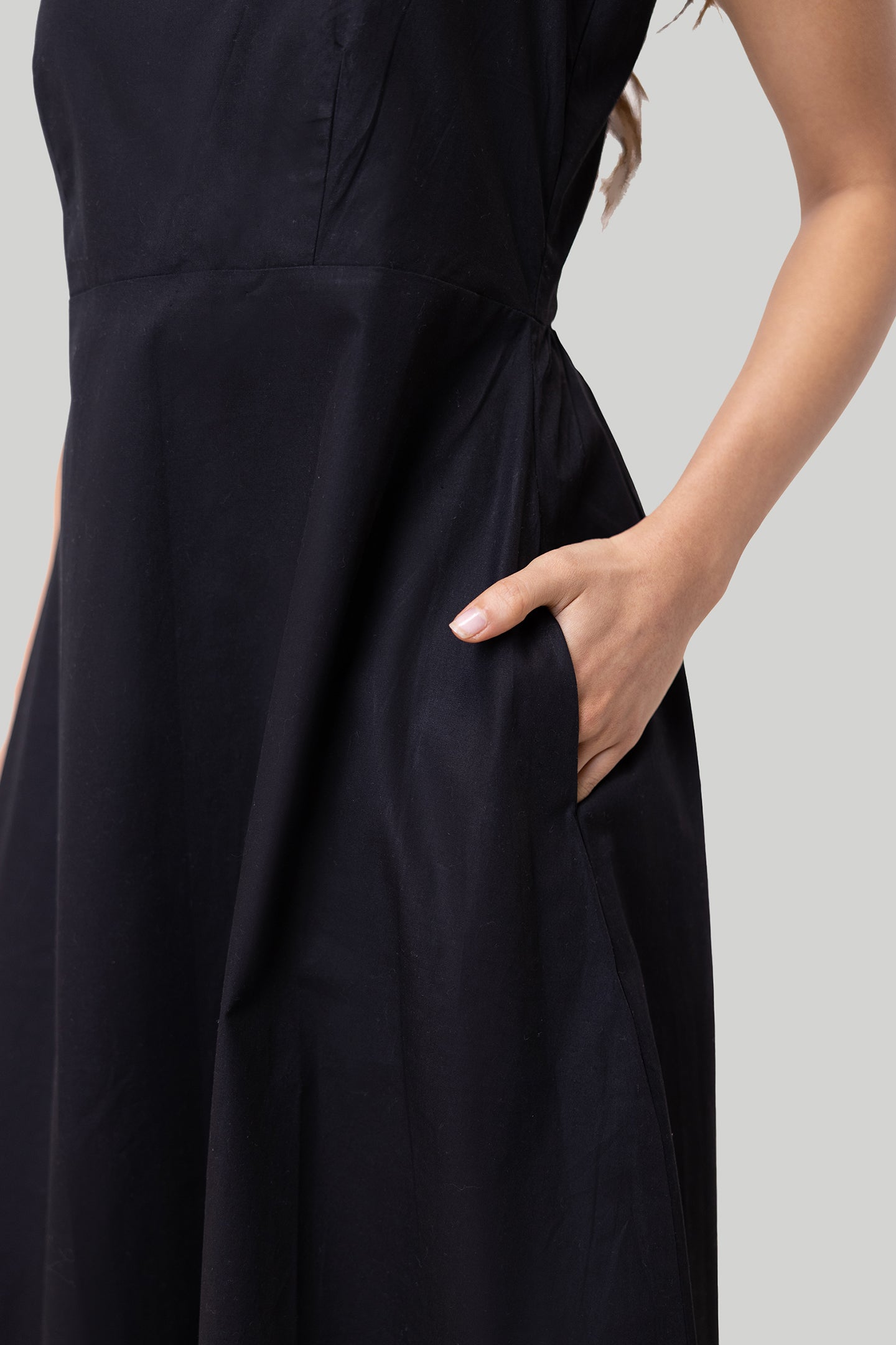 Cross-Back Midi Dress in Black | 100% Organic Cotton | Cross-Back | Elastic Back | Pockets | XS–3XL | Reistor