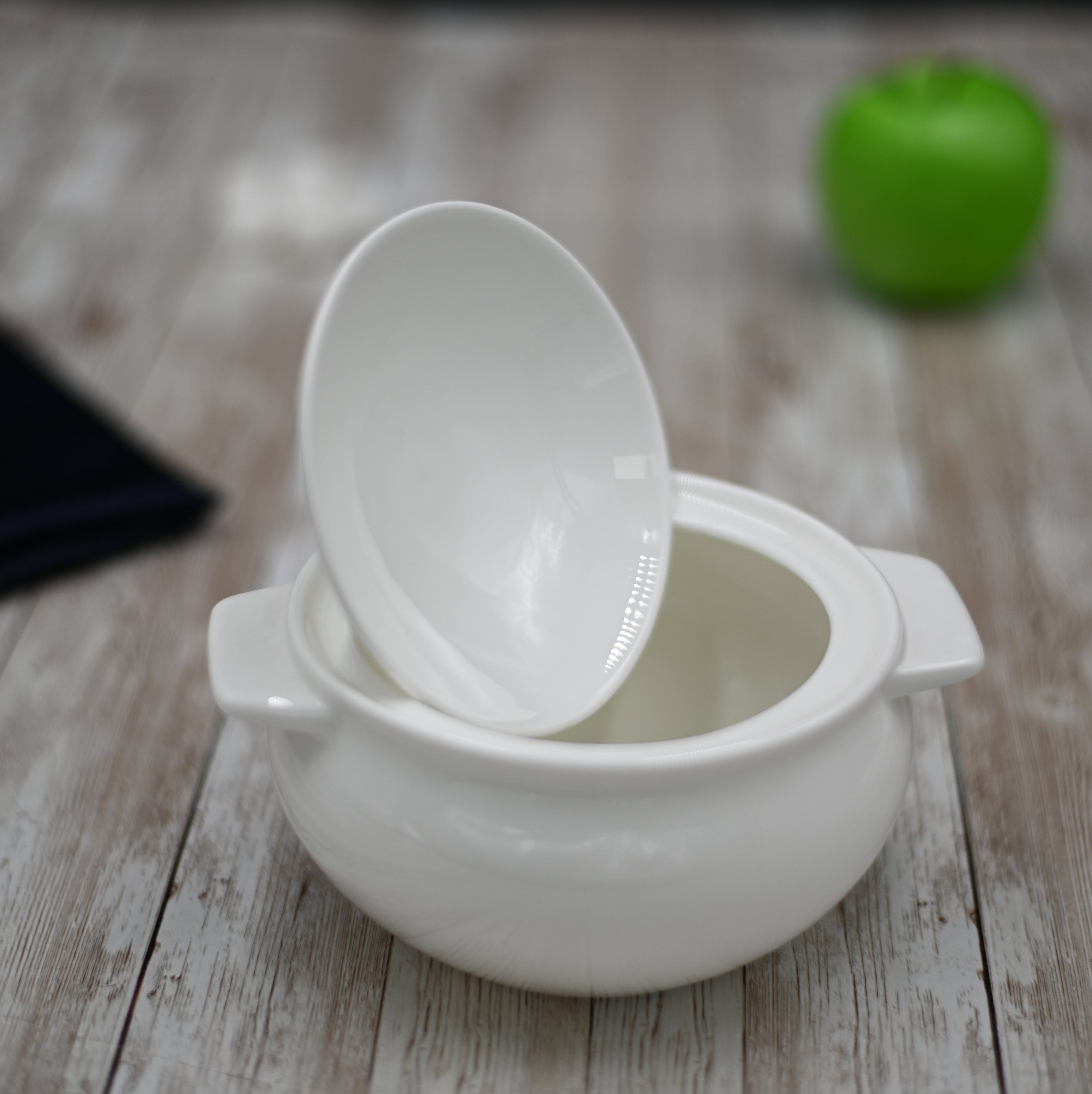 White Fine Porcelain Individual Baking Pot with Lid & Handles | 21 Oz | Soufflé & Oven-to-Table | Made in England | Wilmax