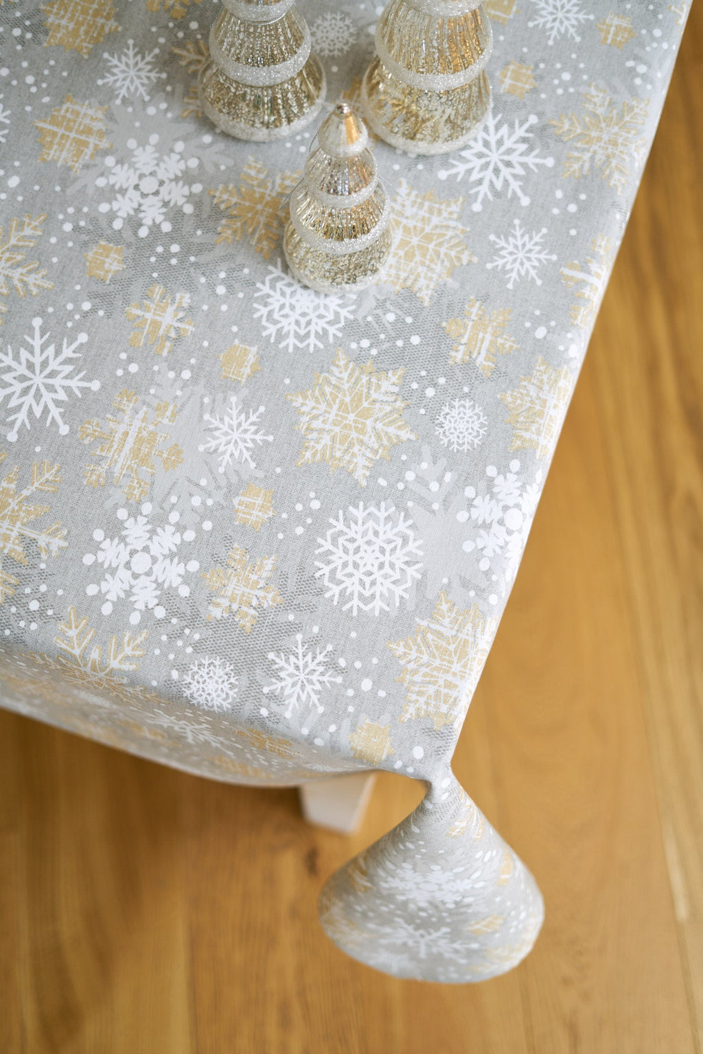 Winter motive Rectangular Tablecloth with snowflake print, Cottom-Poly