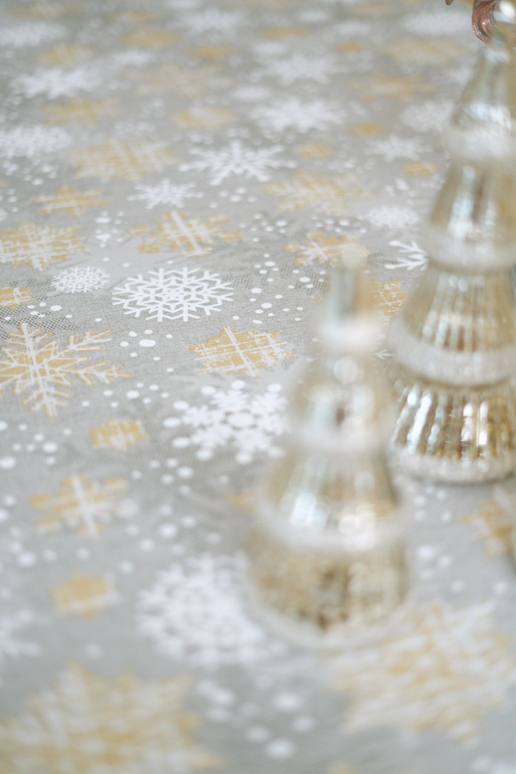 Winter motive Rectangular Tablecloth with snowflake print, Cottom-Poly