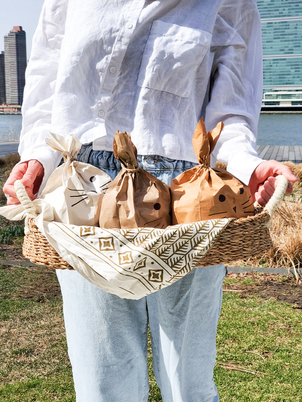 Savar Bread Basket with White Handle | Handwoven Seagrass & Jute | Fair Trade | Savar, Bangladesh | Korissa