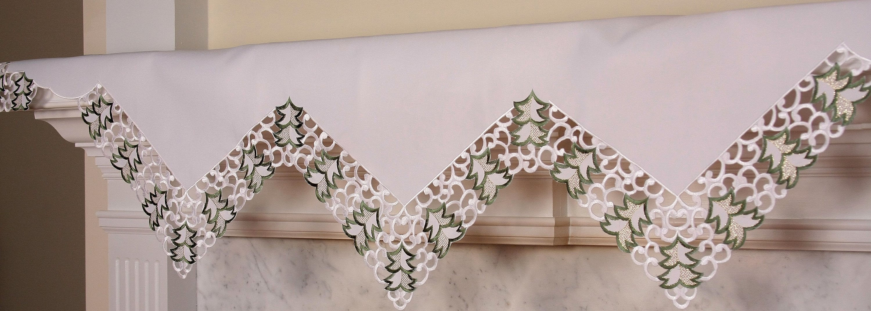 Tannenbaum Mantel Scarf