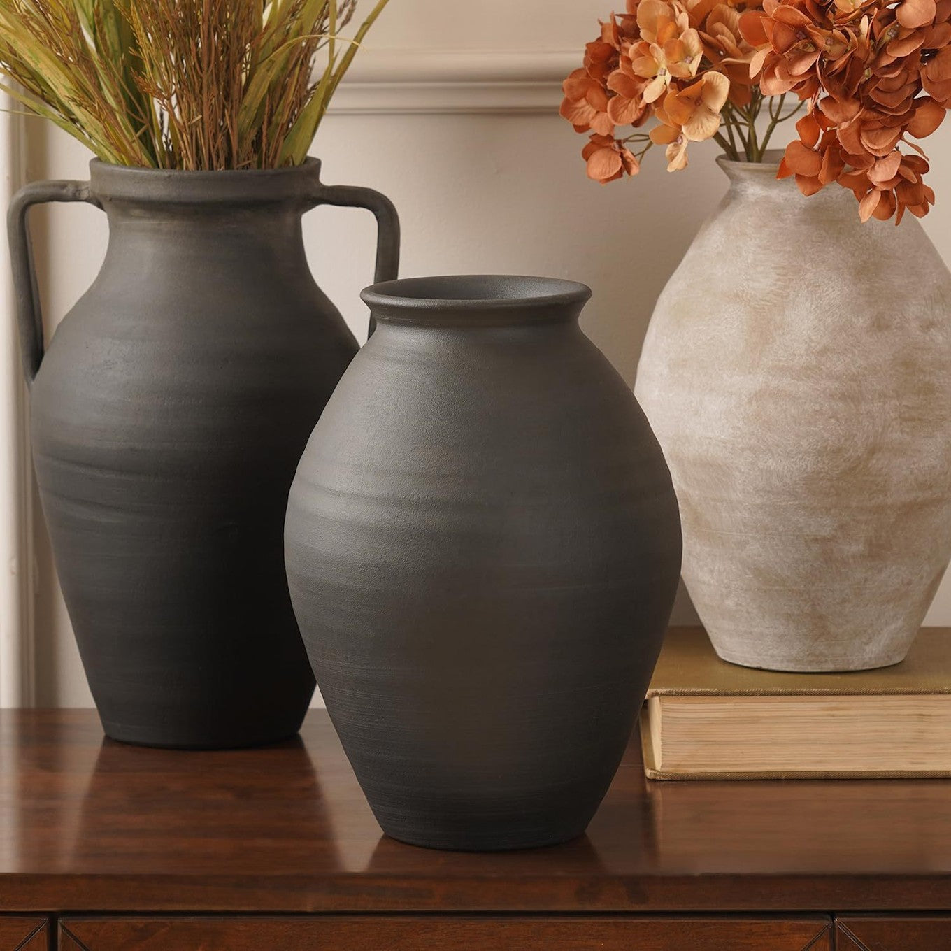 Artistic Flower Vase for Living Space Decoration